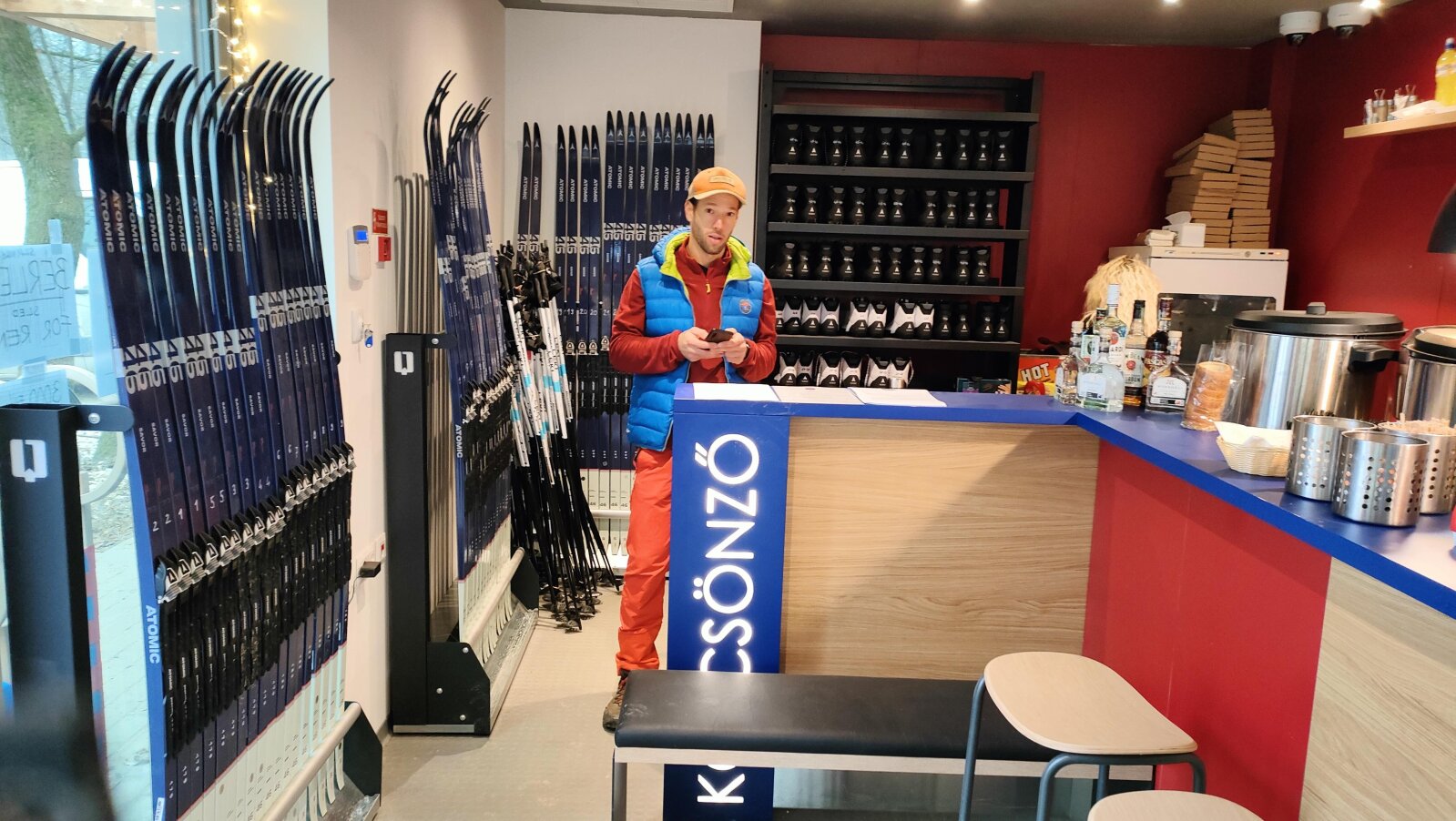 A Vasas Síházban lehet felszerelést bérelni. Sífutólécet és szánkót is.