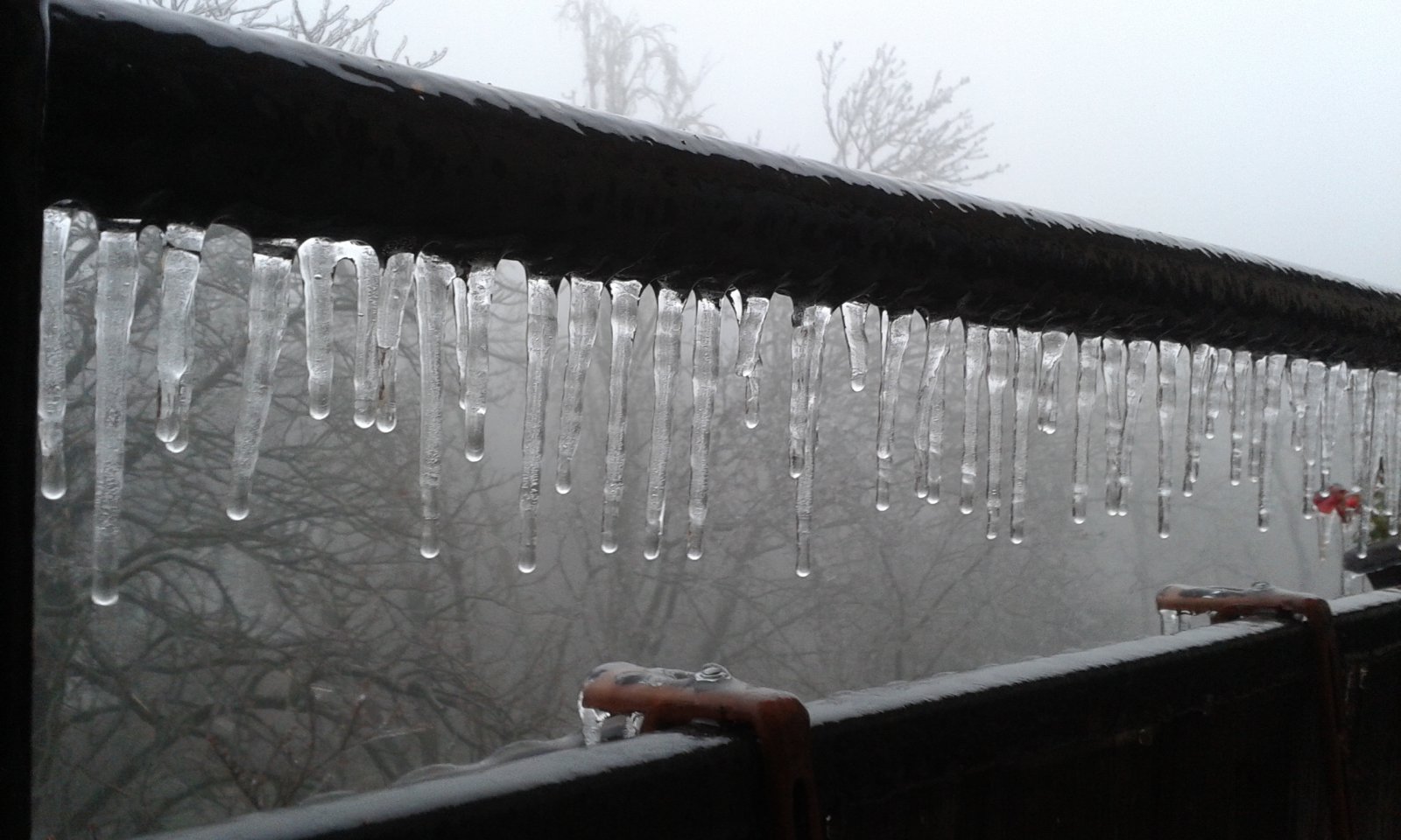 Az erkélykorlát hétfő hajnalban