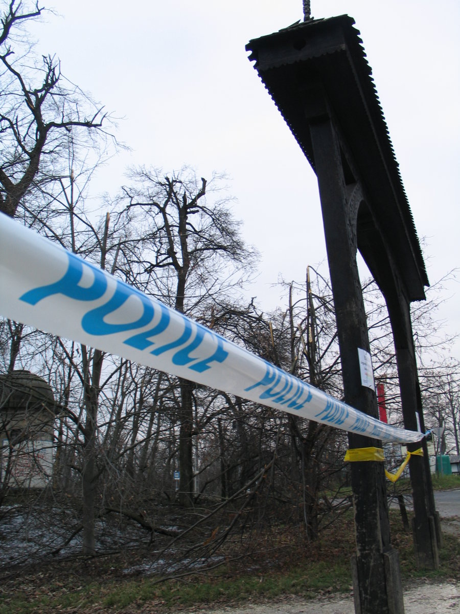 Az erdőbe vezető utat is lezárta a rendőrség