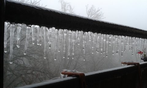 Az erkélykorlát hétfő hajnalban