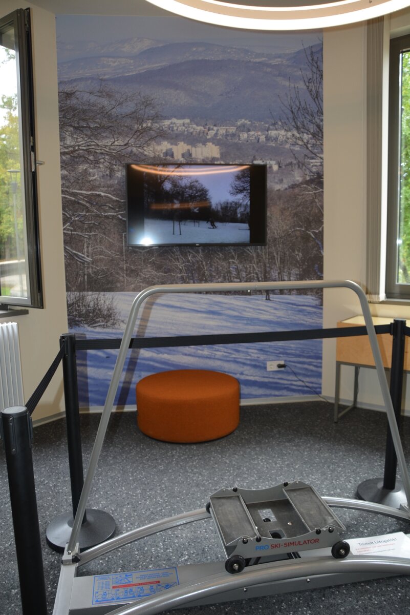 A látogató központban a síszimulátort is kipróbálhatjuk