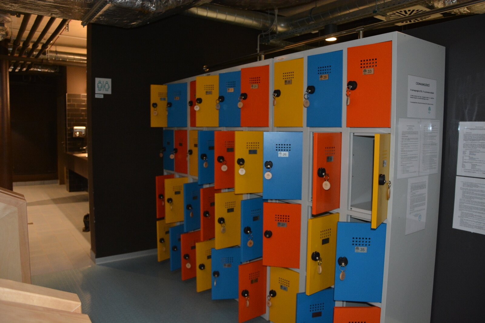 A zárható szekrények a Normafa Kapuja szolgáltatóház alagsorában