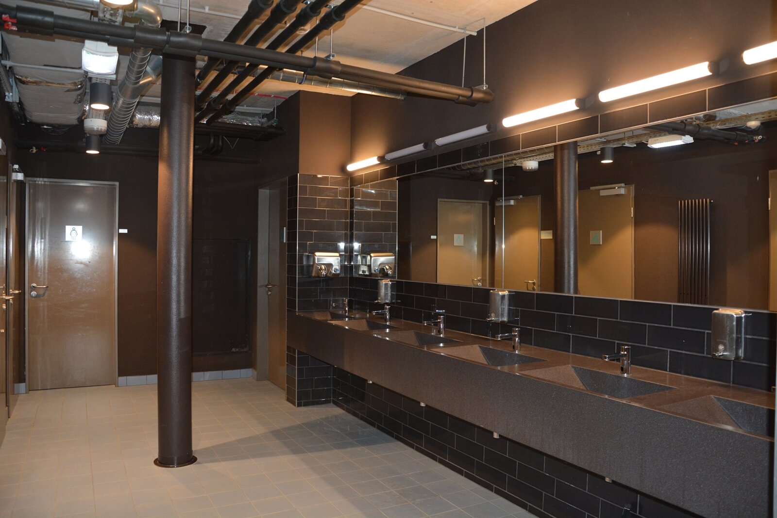 Mosdóhelyiségek a Normafa Kapuja szolgáltatóház alagsorában