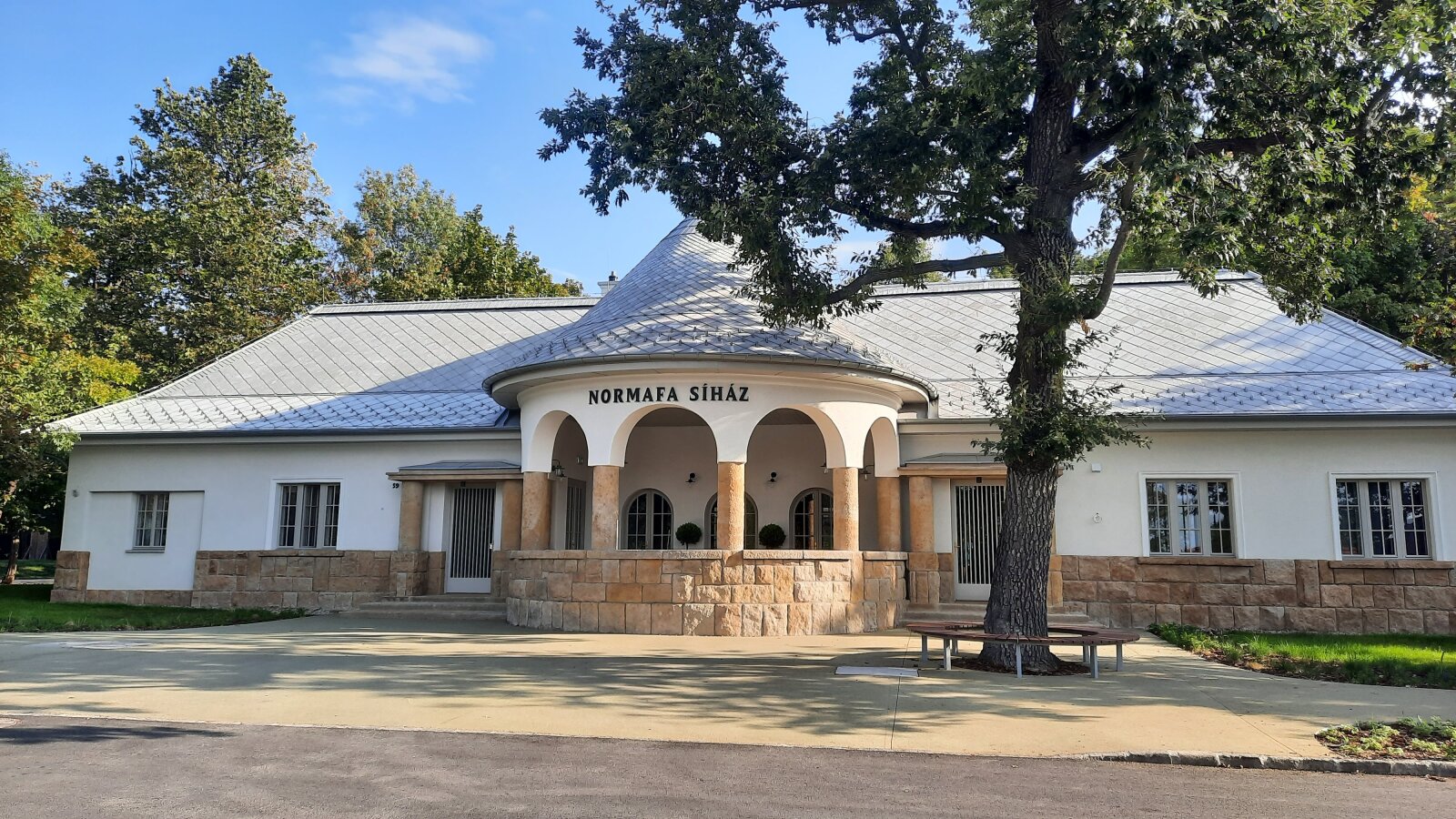 Szeptember 24-én csendesen megnyit az étterem a felújított Normafa síházban, az ünnepélyes megnyitót később tartják.