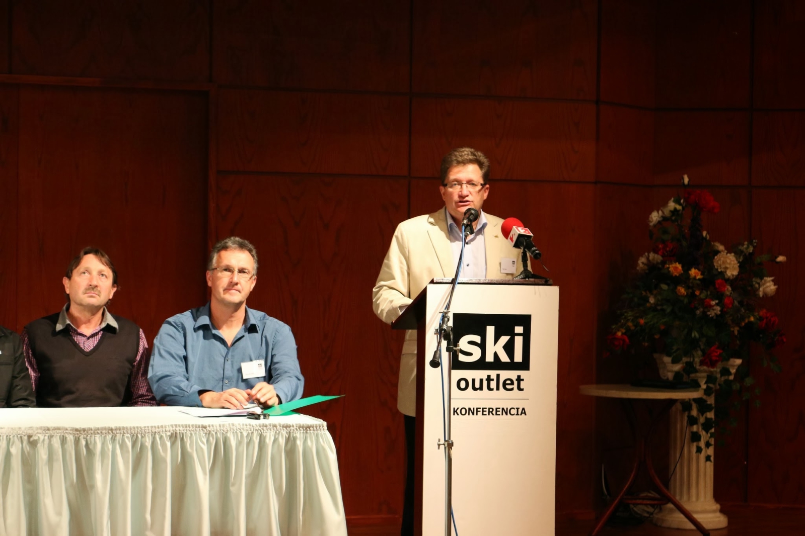 Fehér Gyula felolvassa a konferencia záróokmányának preambulumát