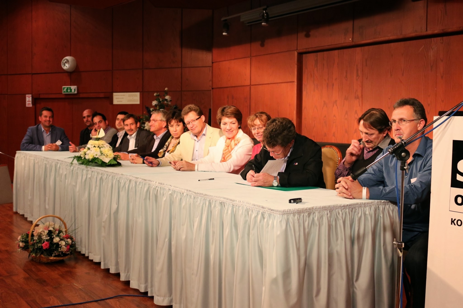 A különböző szervezetek képviselői aláírásukkal hitelesítik a záróokmányt