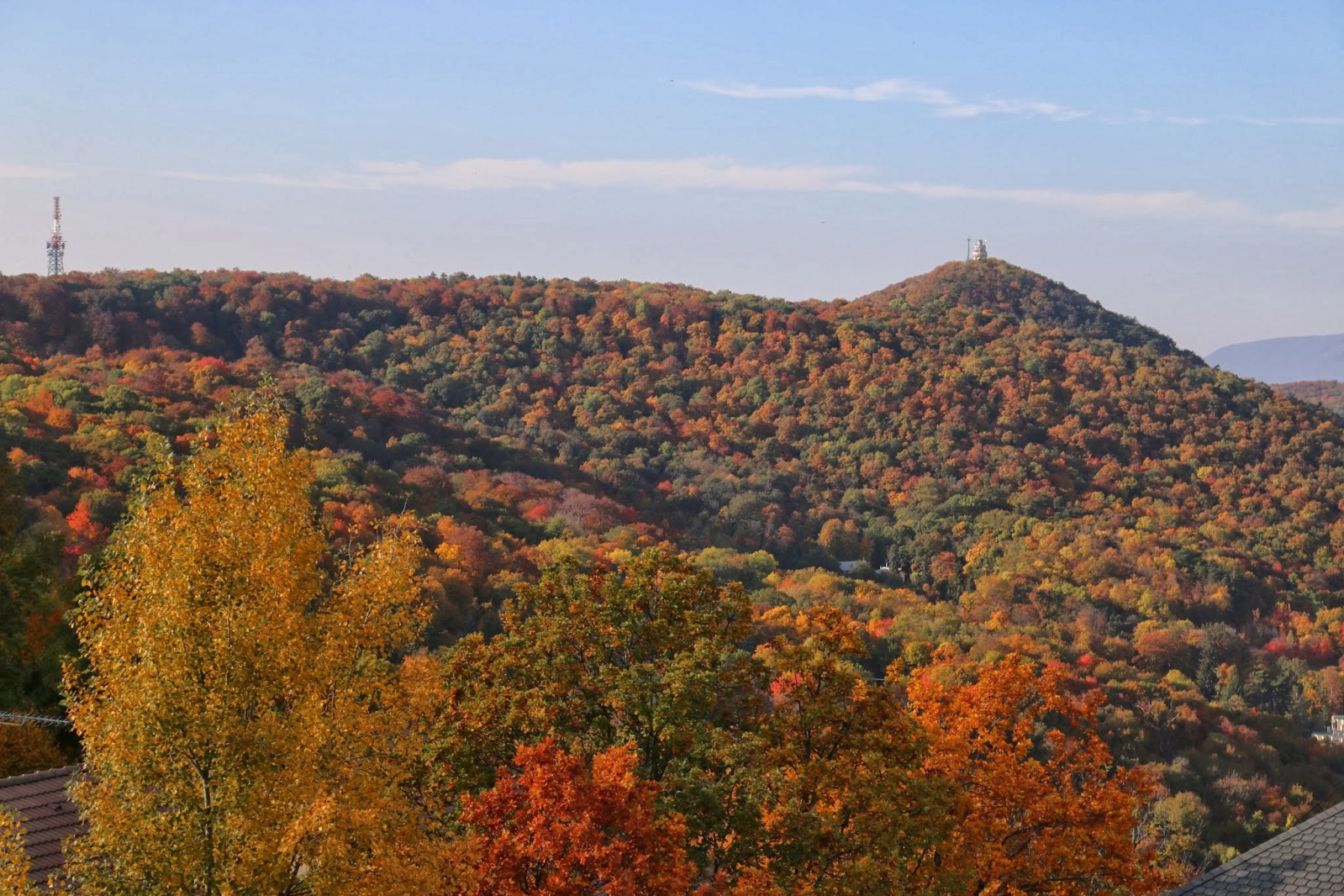 János-hegy képe a Hotel Agro ötödik emeleti teraszáról