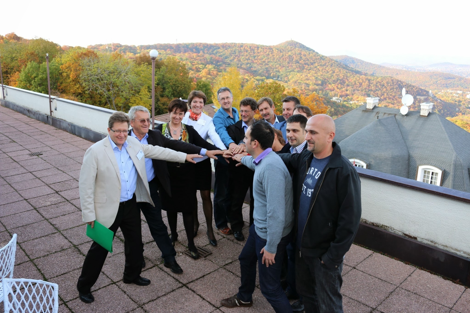 Összefogás Normafa Parkért - Háttérben a János-hegy