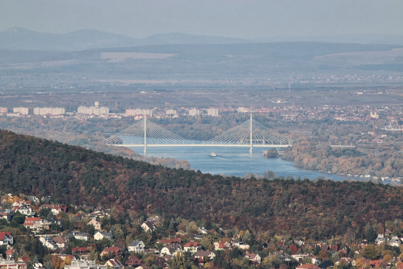 Megyeri-híd, tiszta időben, 15 kilométerről