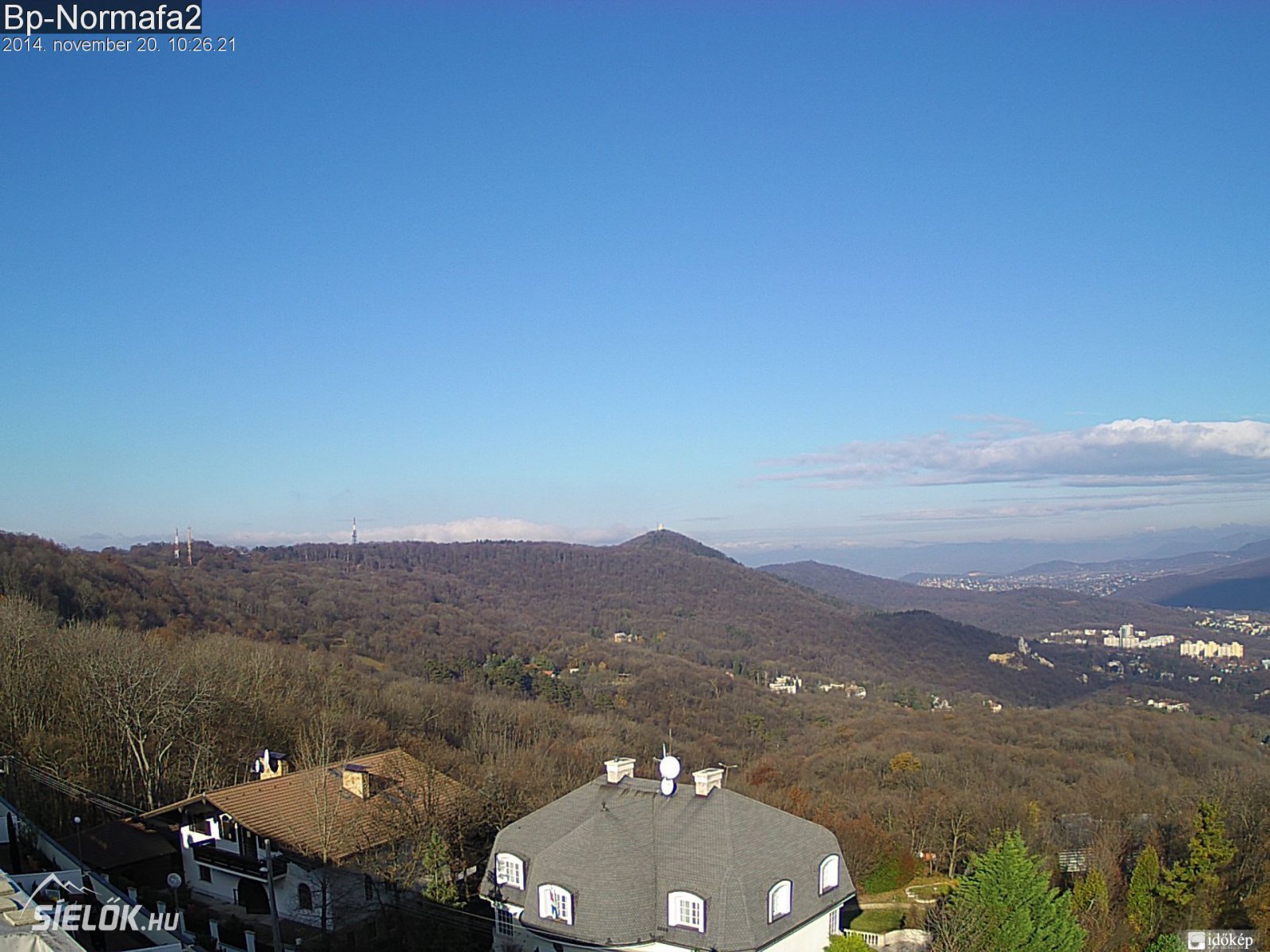 Kilátás a János-hegy felé. A Normafa sípálya is látszik innen.