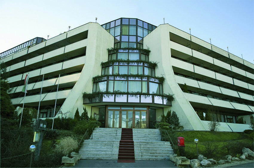 A korábbi Agro Hotel jelenleg Idősek Otthonaként működik a Normafa út 50. sz. alatt.