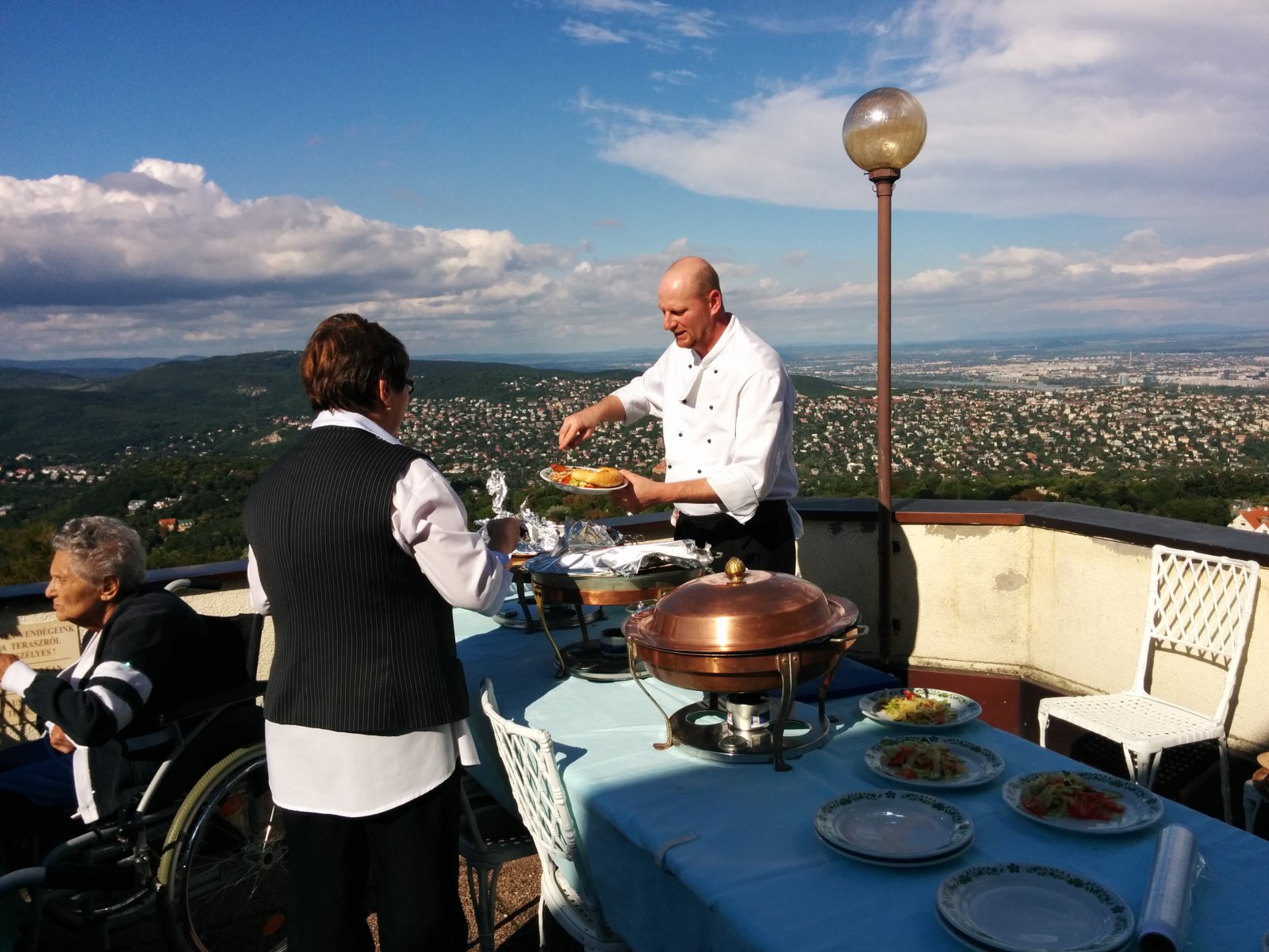 Grillparty a Normafa Otthon fantasztikus kilátást nyújtó teraszán