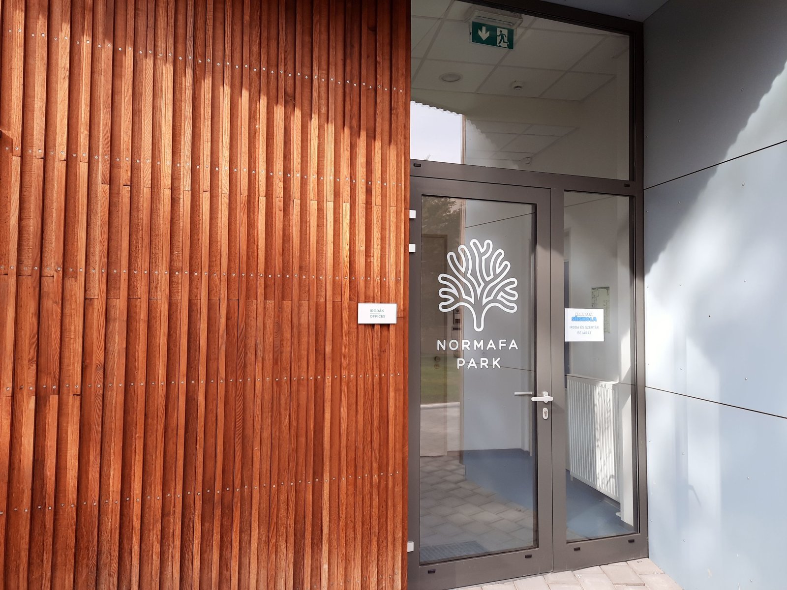 A síiskola mellett új kiszolgáló épület jött létre, ahol öltözők, zuhanyzó, büfé és irodák kaptak helyet.