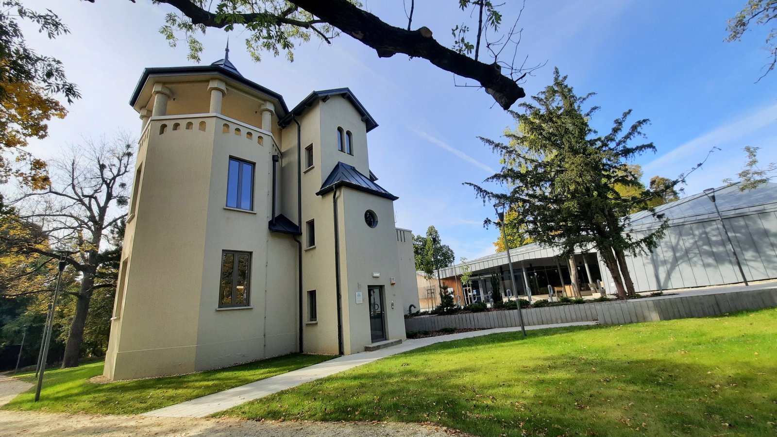 Ebben a megszépült villában kapott helyet a Normafa Látogatóközpont  (cím: Eötvös út 50)