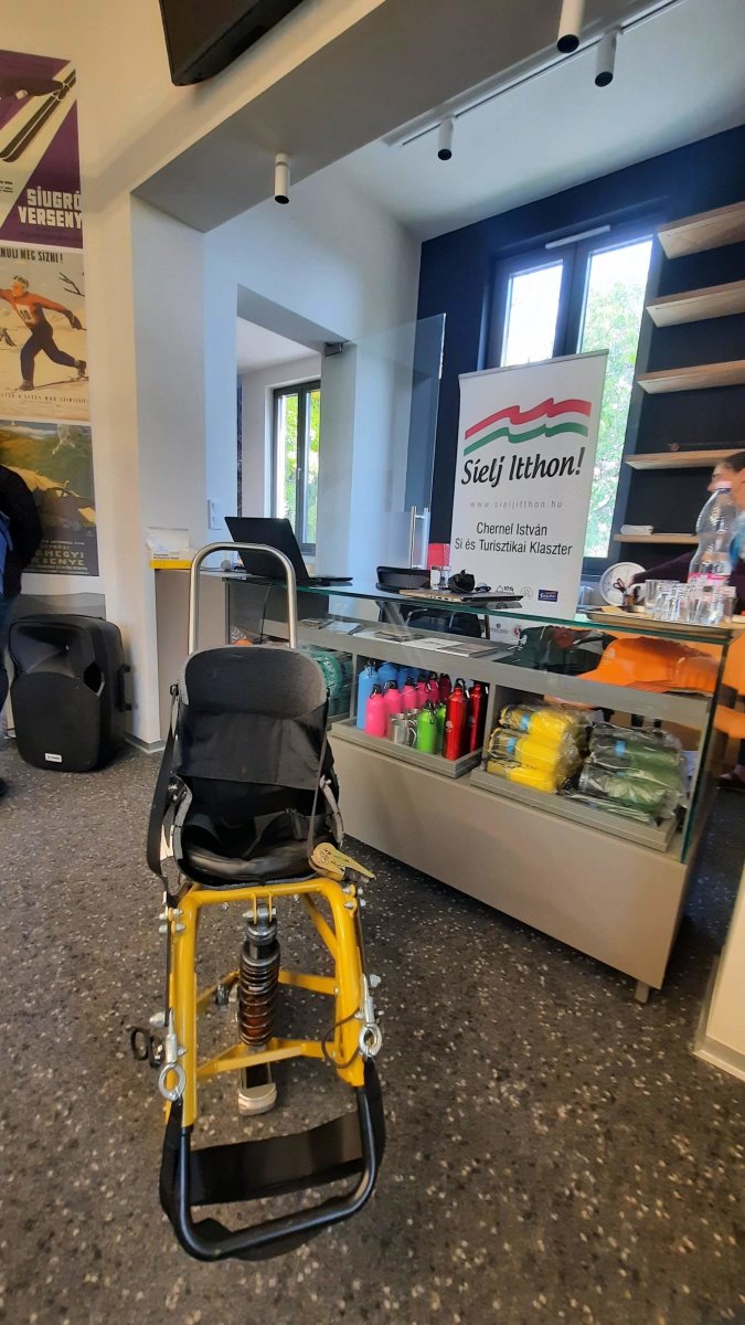 Monosível is találkozhatunk majd idén a hazai sípályákon.  Mozgássérültek síeltetésére keres partnereket a Paraktív Alapítvány.