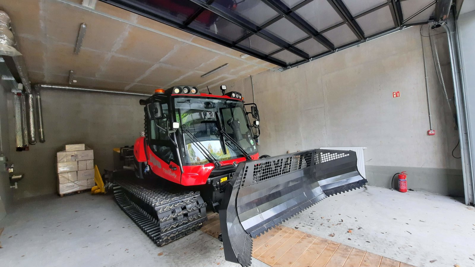 Magyarország legújabb ratrak gépe a Normafán Parkol és várja a téli bevetést.