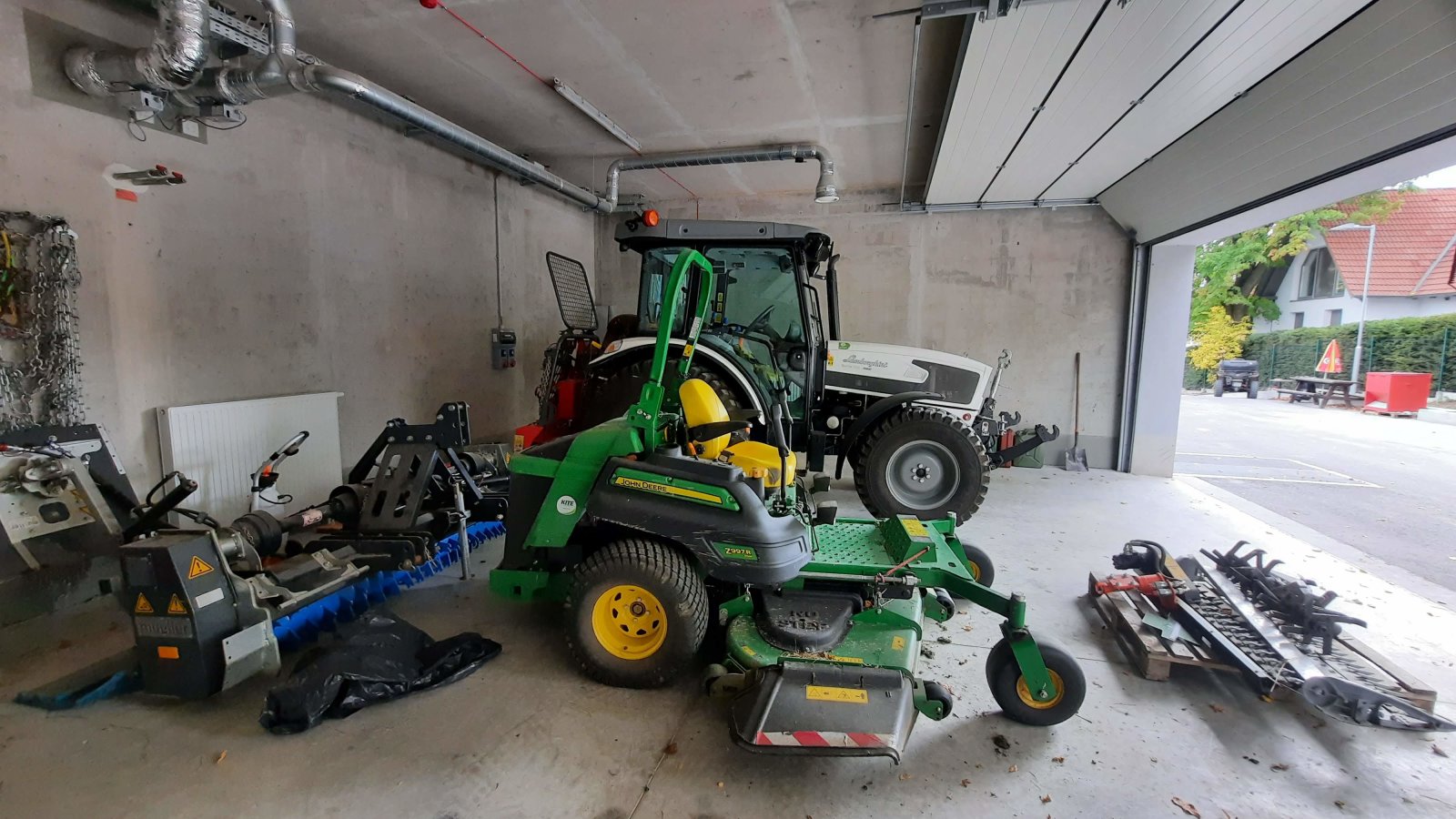 Ezzel a géppel készítik majd el a sífutópályákat