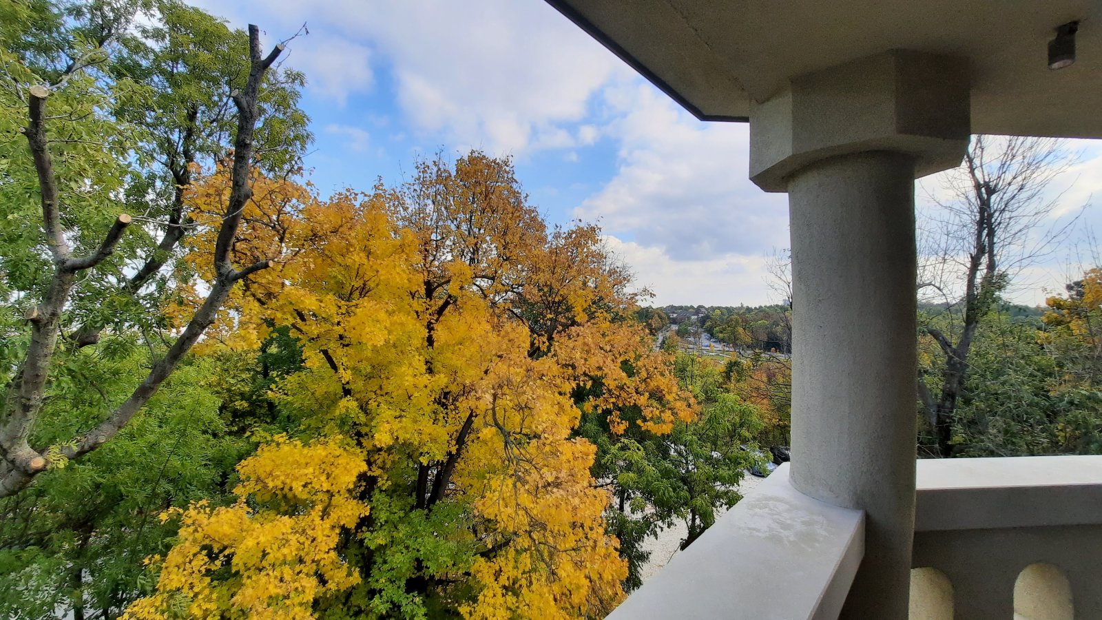 Kilátás az egykori "ávós ház", a mostani Normafa Információs Központ felső teraszáról