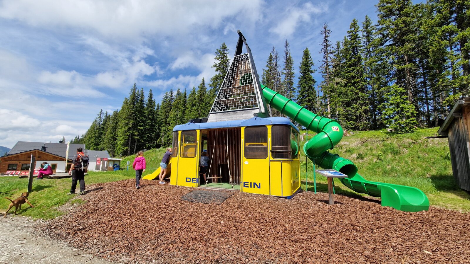 Régi kabinos liftből kialakított csúszda