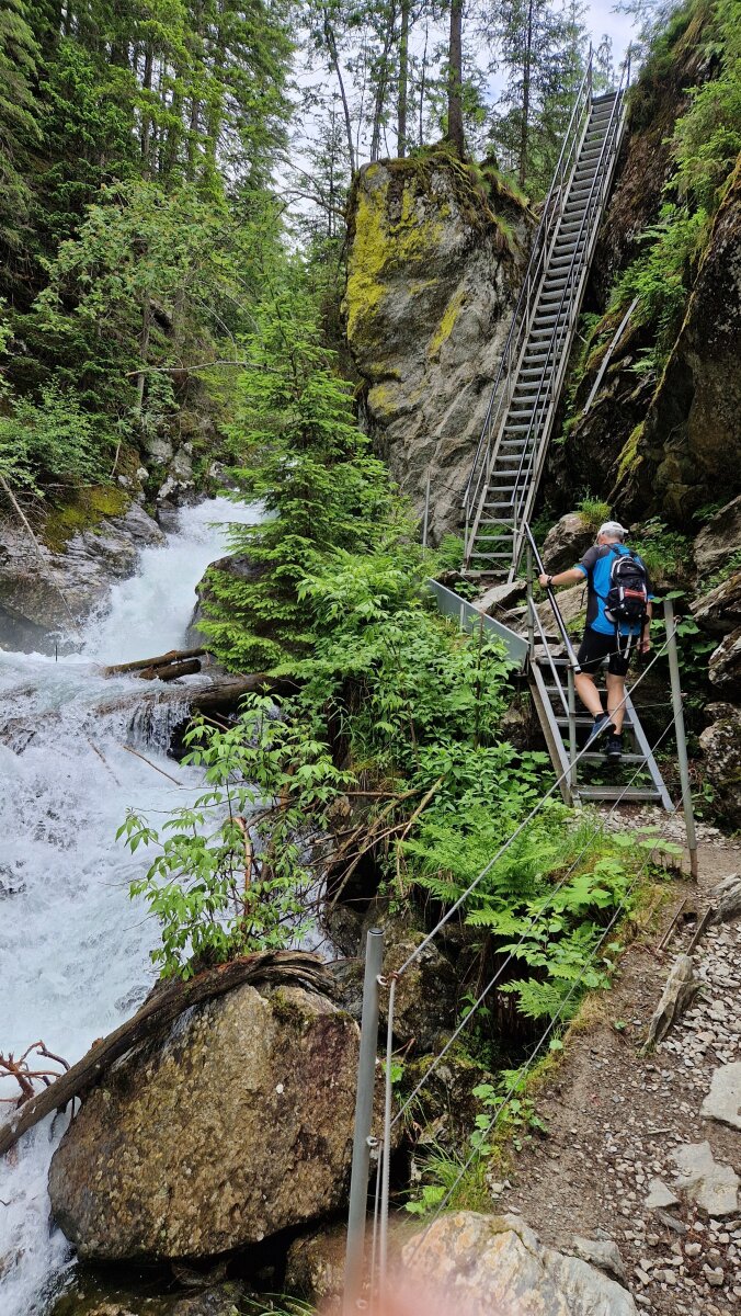 Kisebb és nagyobb vízesések, zubogó patak mellett visz a lépcsőkkel teli túristaút