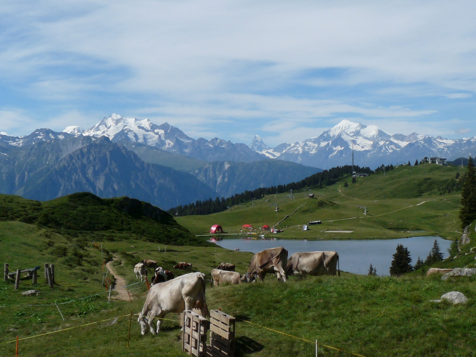 középen a Matterhorn mellette a Weisshornt