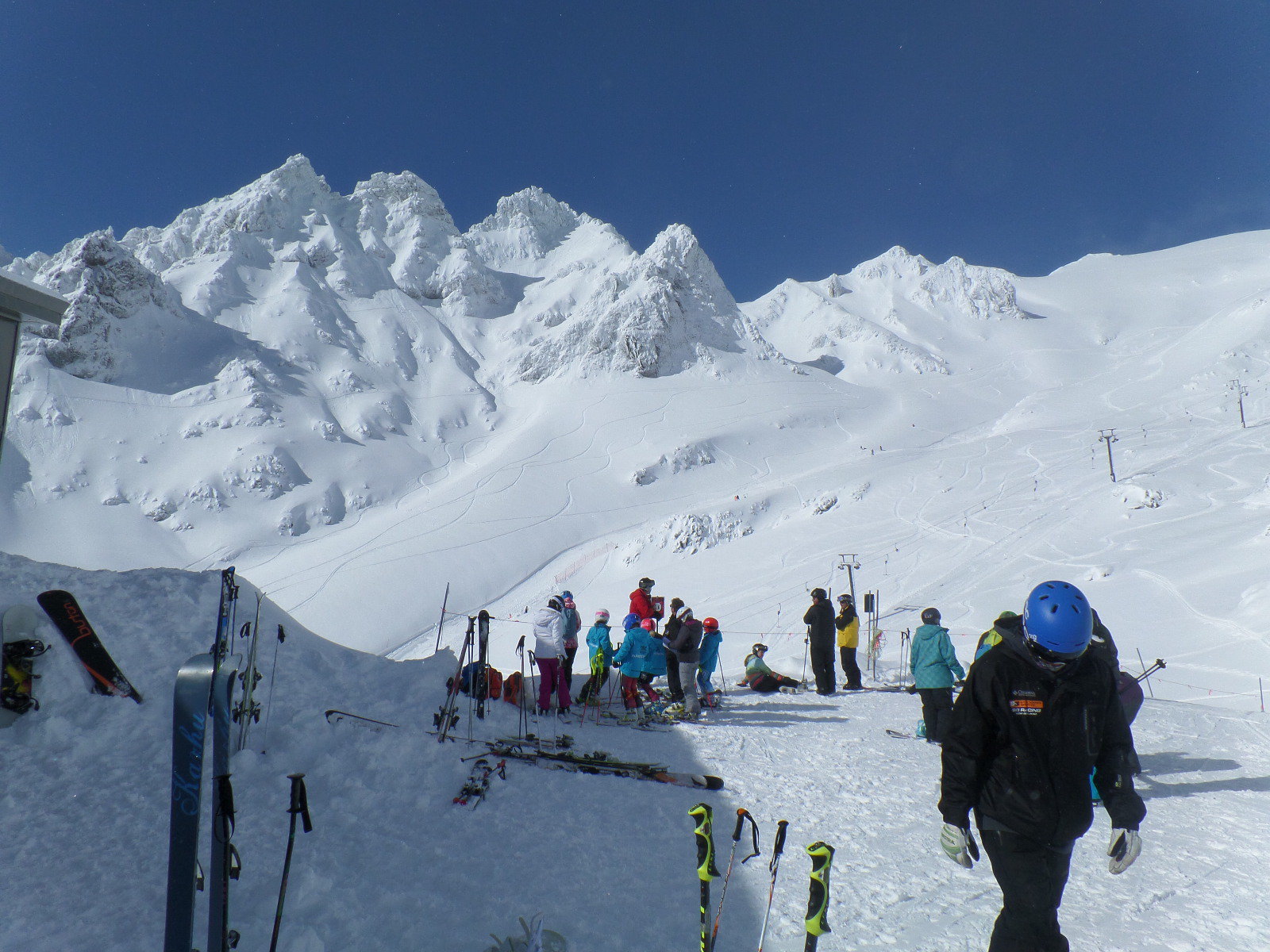 A közel 3000 méteres sziklaormok mögött krátertó bujkál