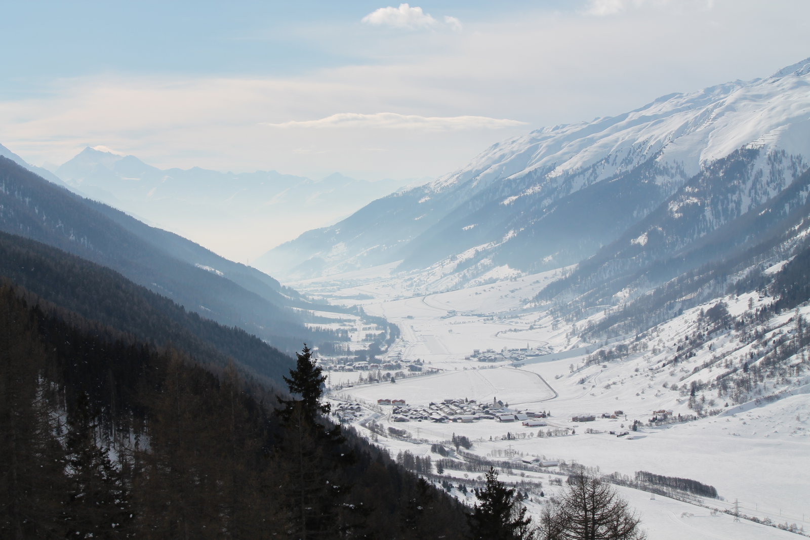 Kilátás az 1300-1400 méter magasan fekvő Obergoms völgyre