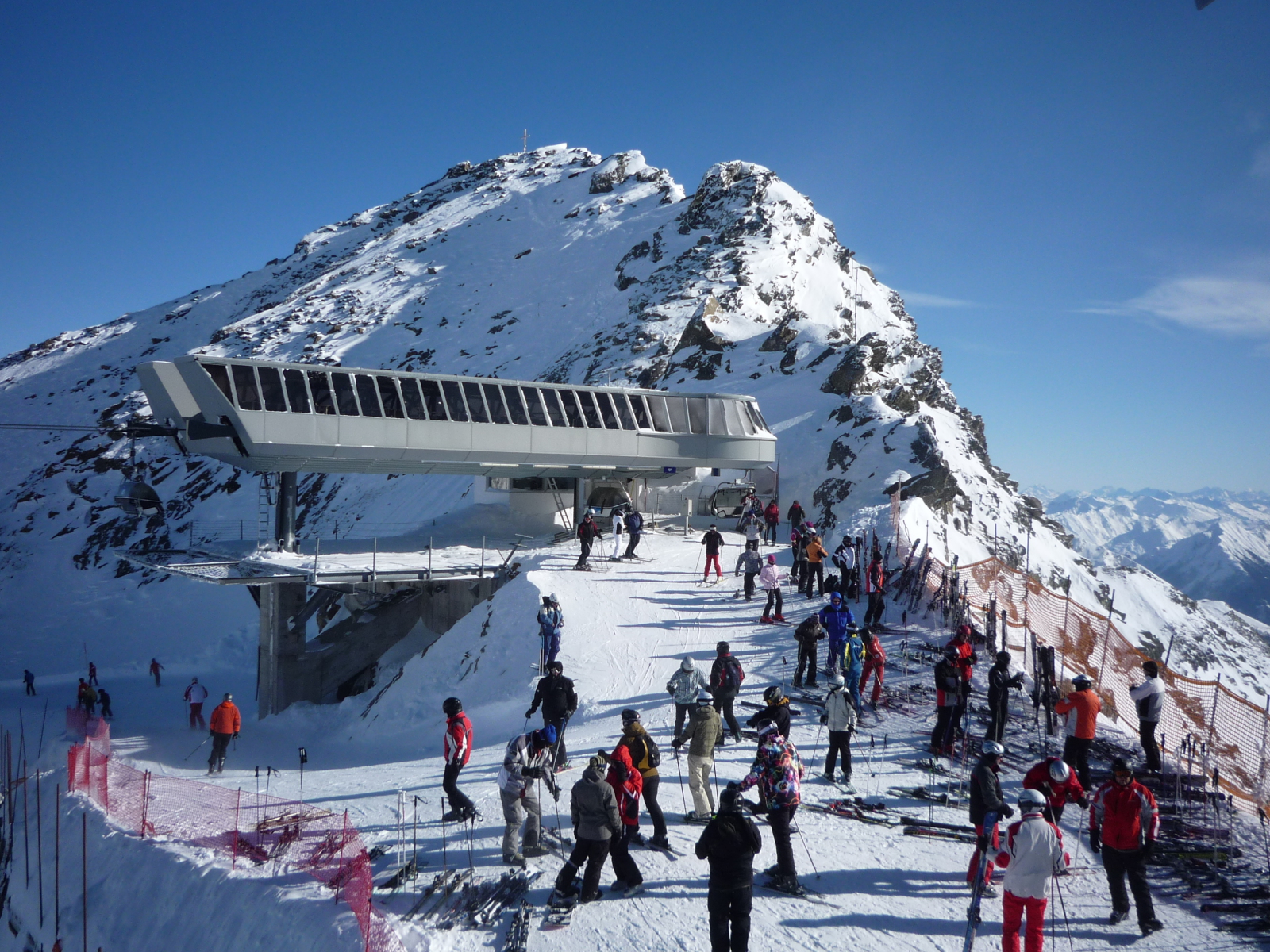 A Wurmkogl (3082 m) csúcsa és a felvonó a panoráma-étteremből