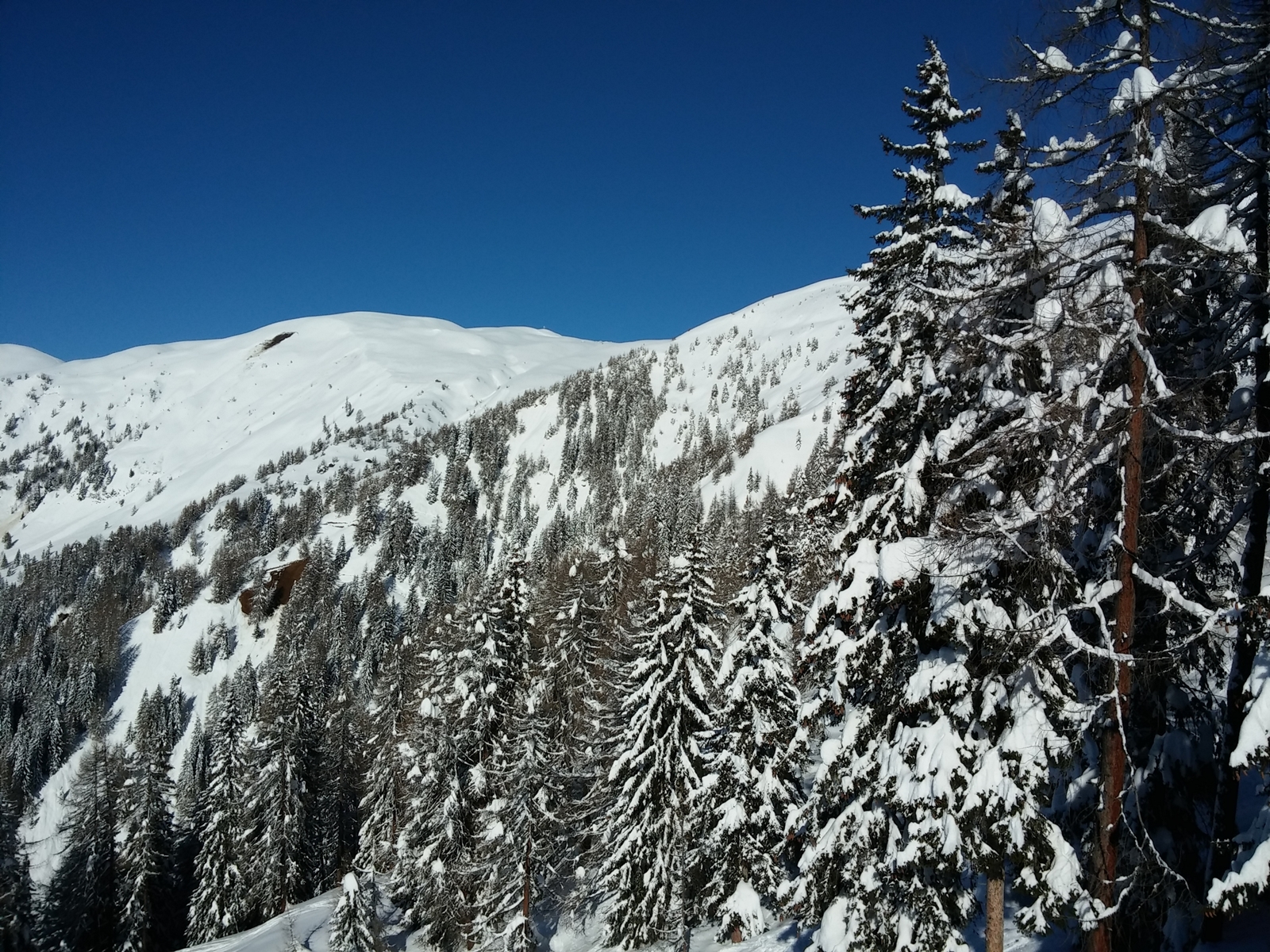 Lavinanyomok látszódnak. Ez nem jó jel.