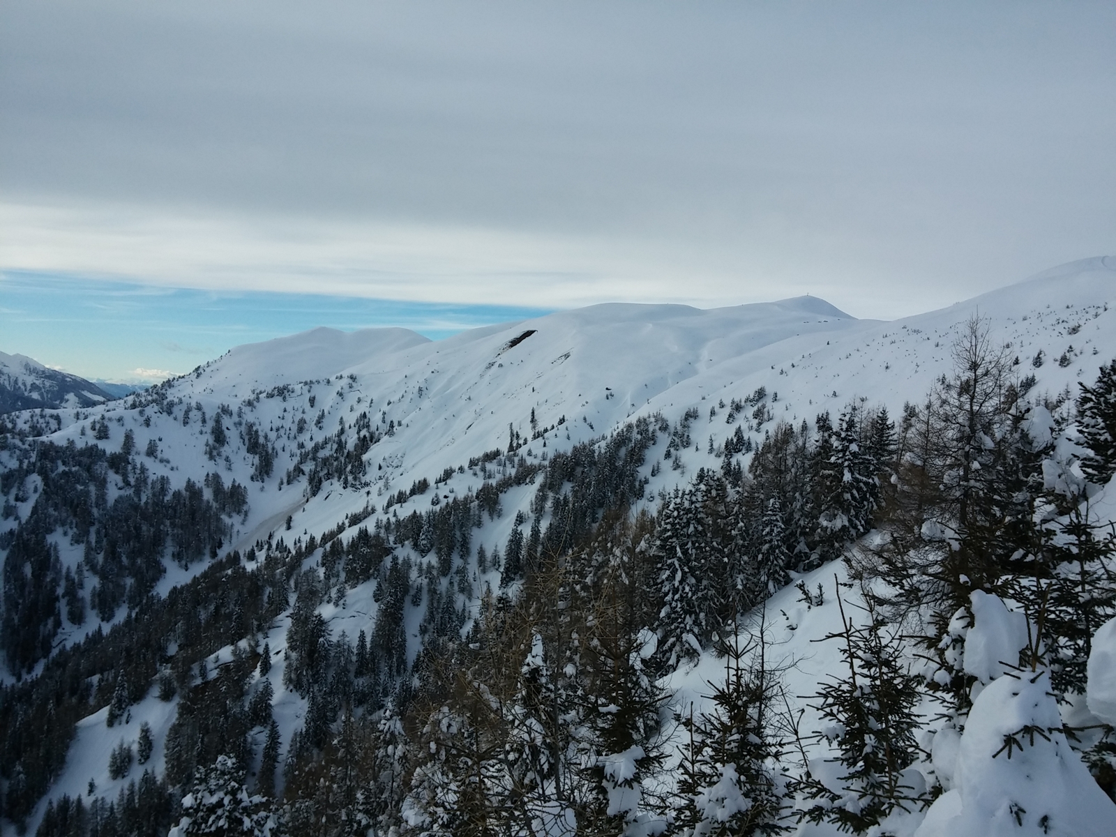 Az utolsó csúszás előtt ismét jól megnéztem a déli oldalt. Talán végig a gerincen...
