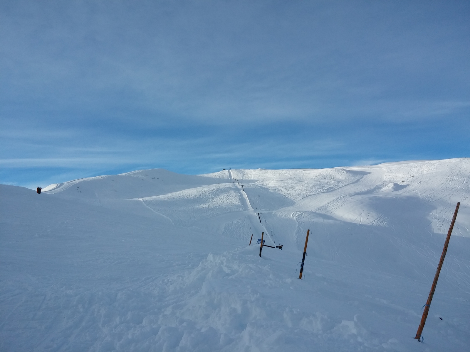 A fenti részen lankás pályák vannak, melyeket egy húzólift szolgál ki