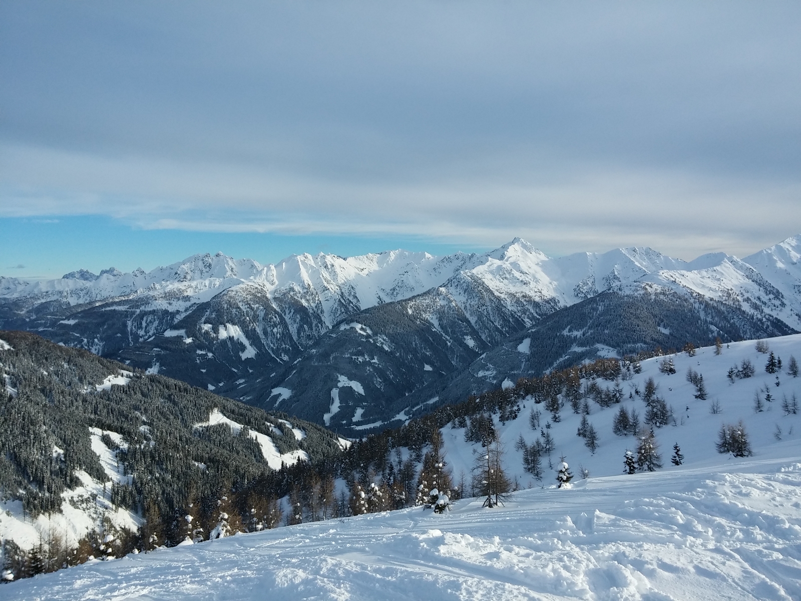 Az egész síterep déli fekvésű, kivétel ez az oldal. Itt még jó volt a hó.