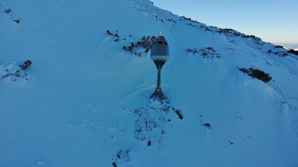 Lavinatorony a Lomnici-nyereg közelében Forrás: hzs.sk