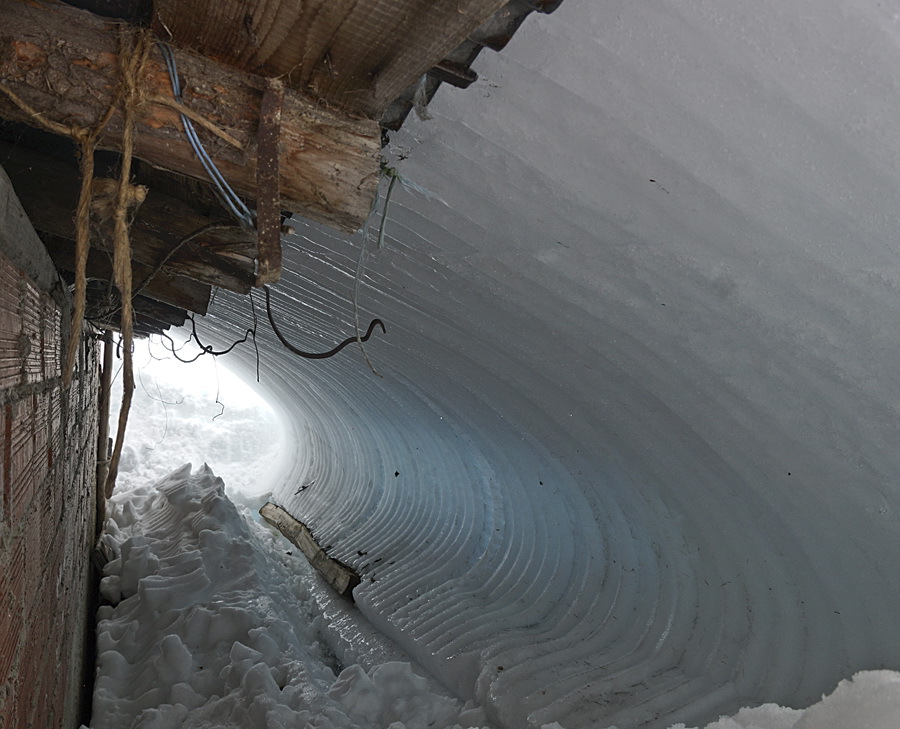 Ilyen belülről, amikor a hó lecsúszik a háztetőről
