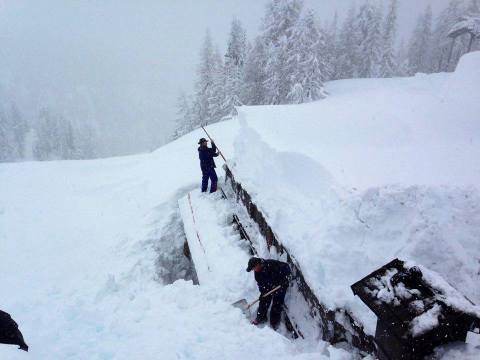 Három méter hó a tetőn (Kép: CentroMeteoDolomiti)