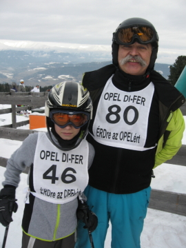 A hazai amatőr sisport nészerűségét bizonyító, rendhagyó felvétel: Sarkadi Nagy György és unokája a rajtnál