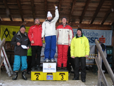 A dobogón dr. Wahlstab Sigrid,  a FIS orvosbizottságának tagja. A kép jobbszélén Vajda Attila olimpiai bajnok. A dobogó bal szélén Germán József, az OPEL DI-FER ügyvezetője,  jobb szélén Domonkos Ferenc a kreischbergi Relax Hotel igazgatója.