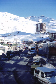 Az 1850 m magsra épültmodern település főútvonala