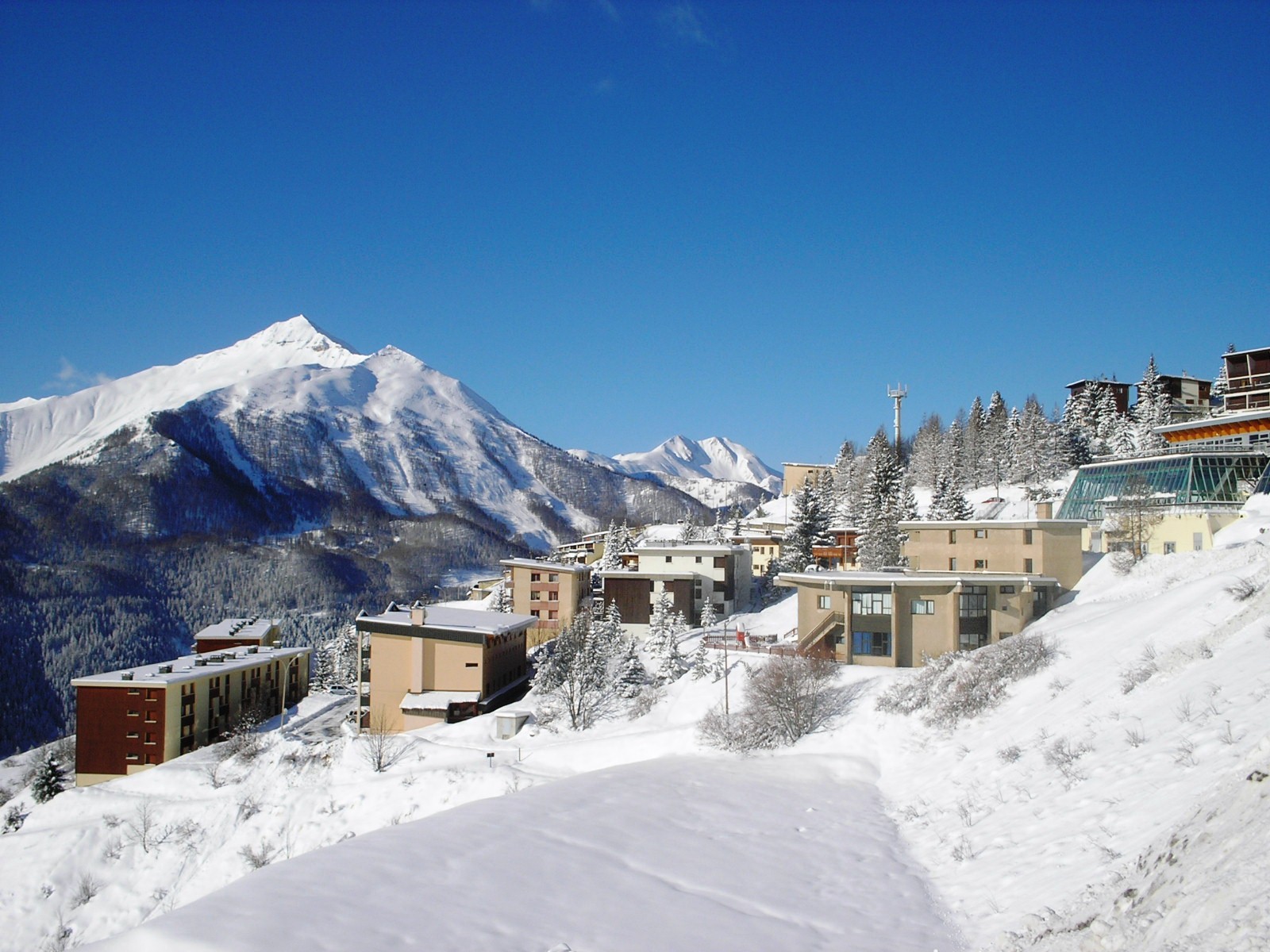 Város és a szemközti hegy