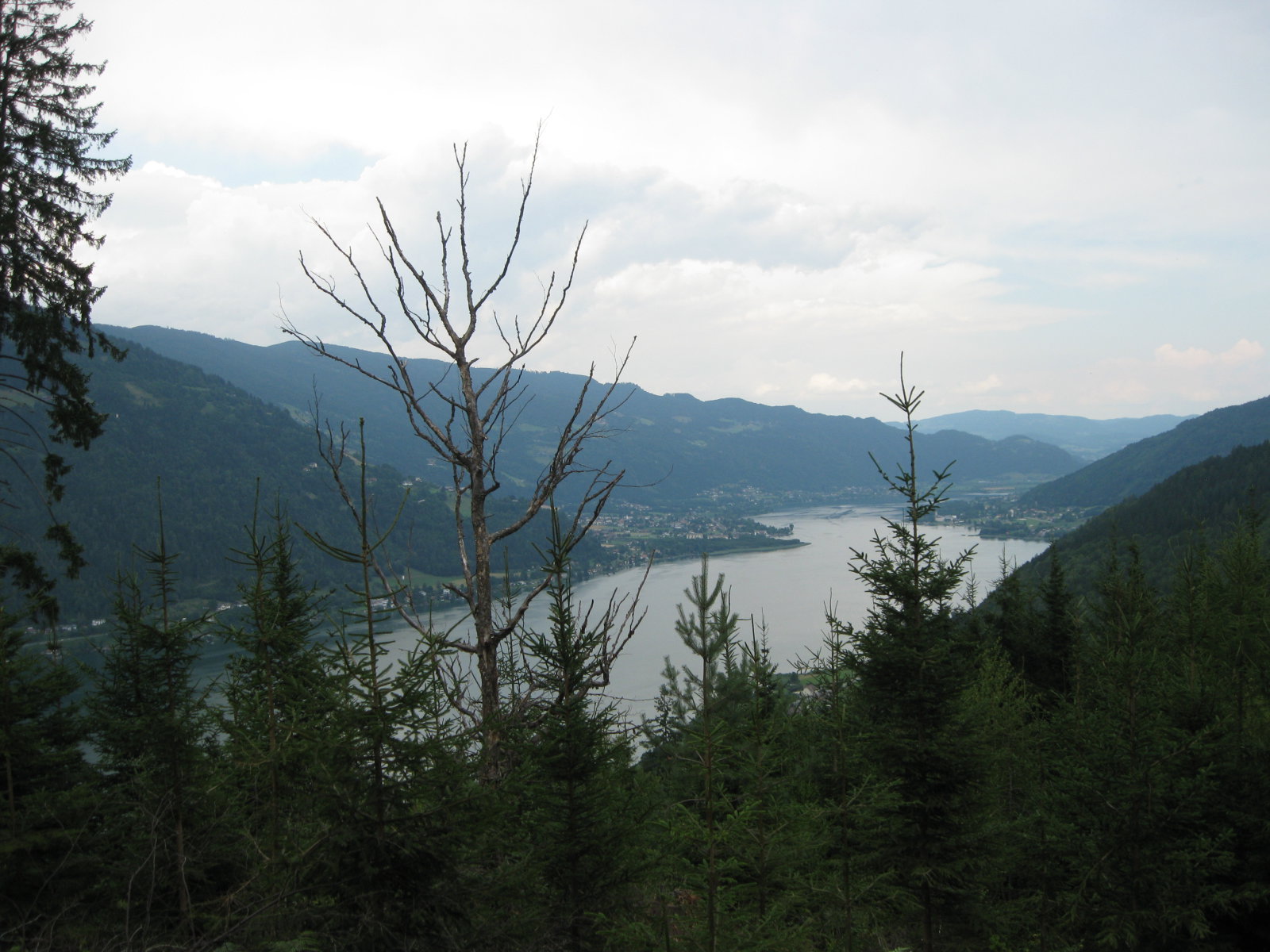 Ossiacher See a hegy északi oldaláról