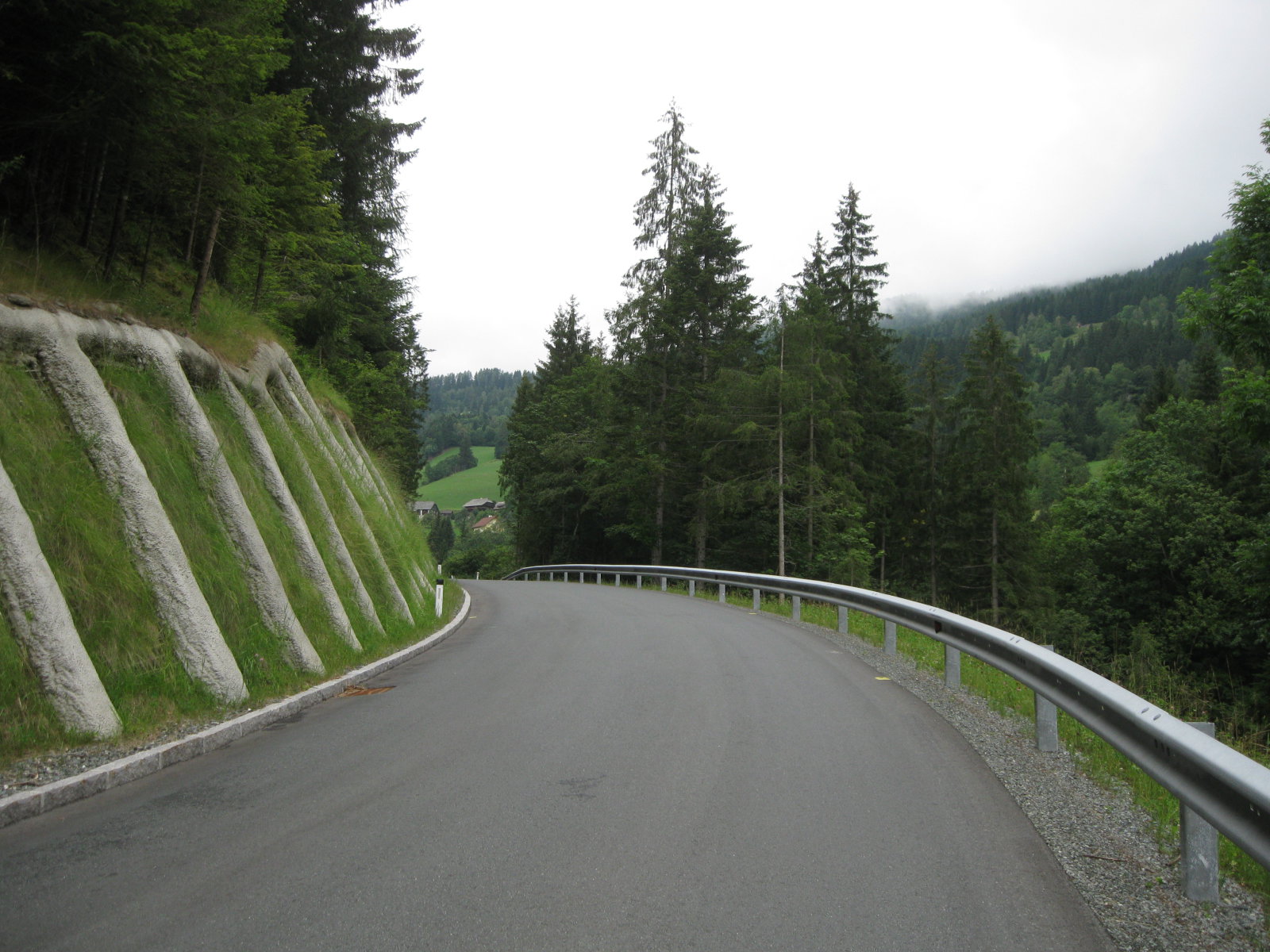 Arriach felé vezető út a Gerlitzen északi oldalán