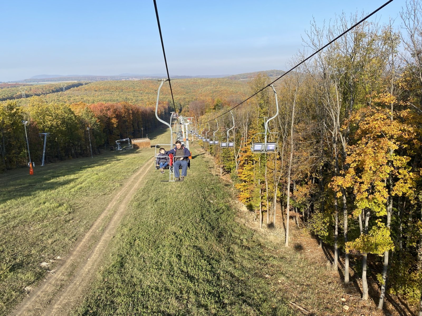 A színpompás erdő látványa a felvonóról