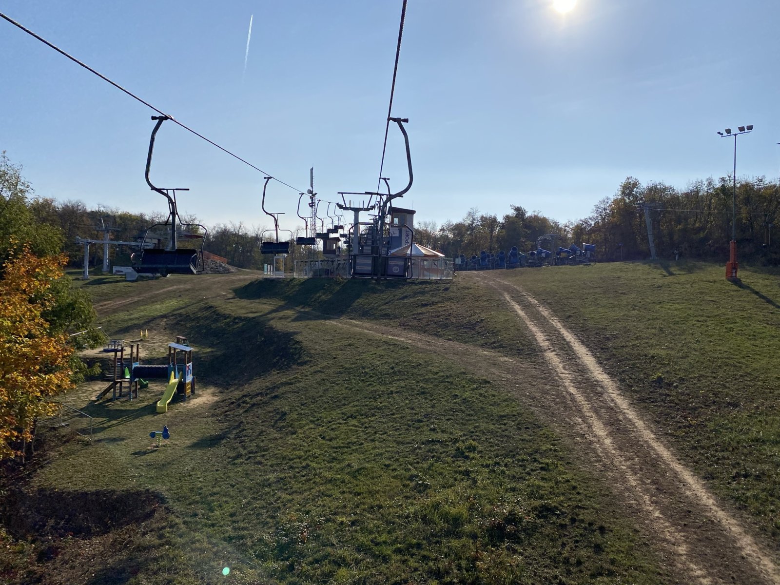 A kétüléses felvonó felső állomása