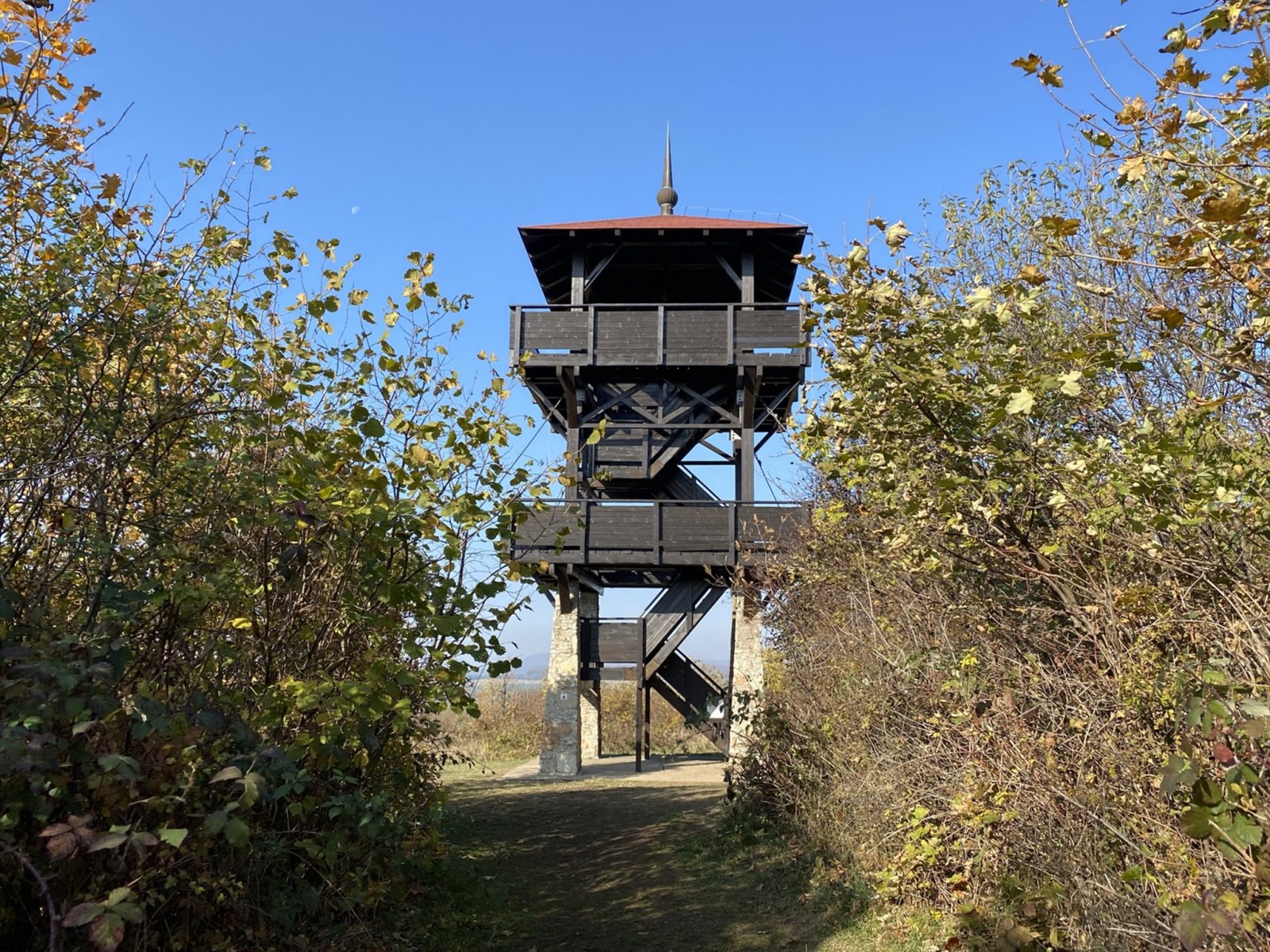 A felső állomástól párszáz méterre található az Álmos-hegyi Kilátó