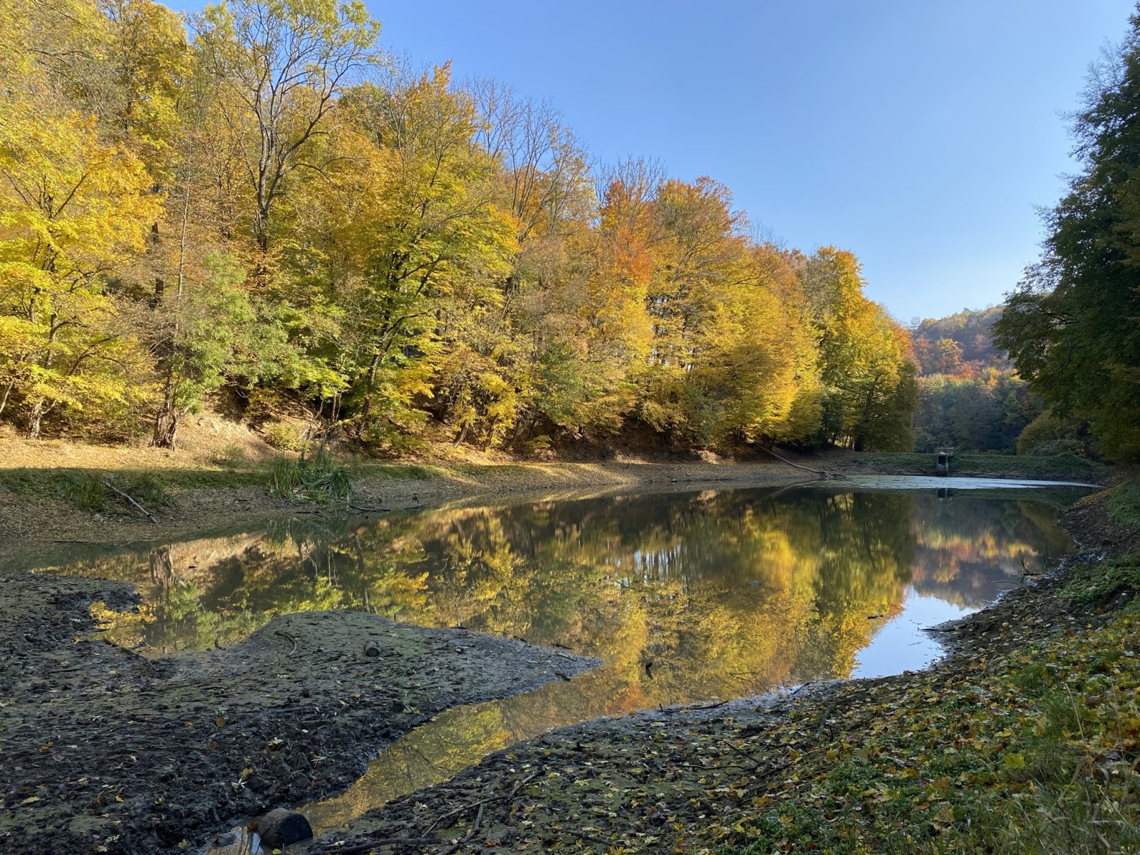 Az út végén egy víztározóhoz érkezünk, amelyből a hókészítéshez szükséges vizet vételezik. Összesen 3 tározó tartozik a síparkhoz. Jelenleg sajnos nagyon kevés víz áll rendelkezésre, így ha a hőmérséklet engedné is, víz hiányában nem lehetne hóágyúkat ind