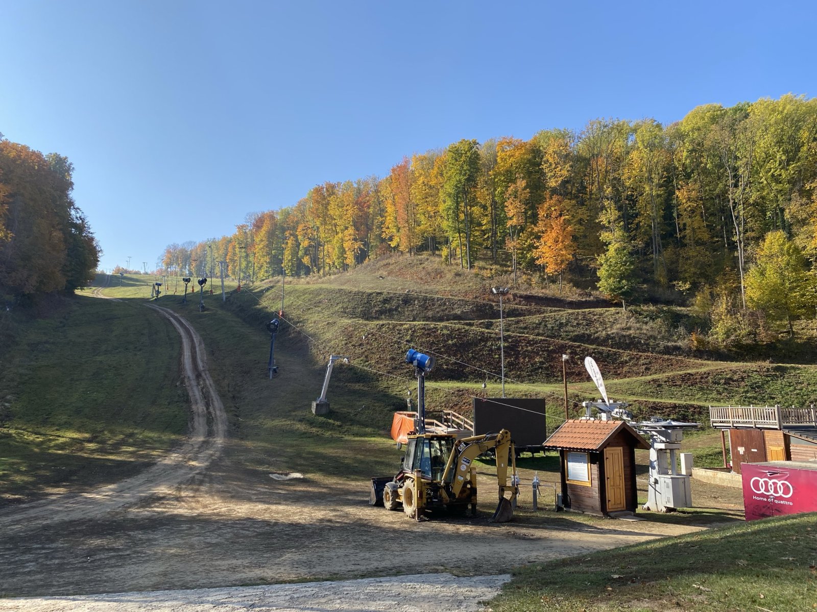 Gőzerővel folynak az előkészületek a pályákon