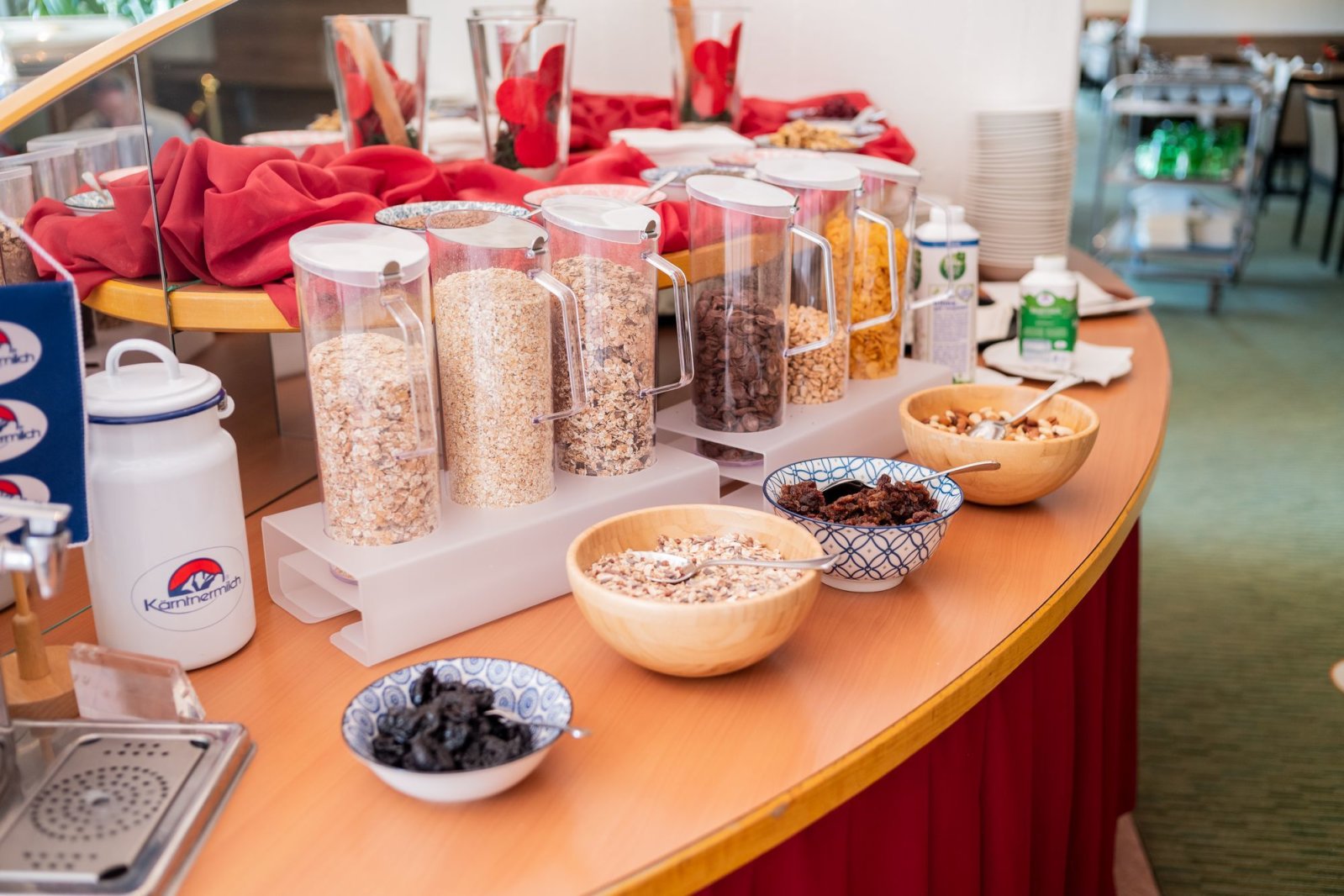 Bőséges svédasztalos reggeli várja a Panorama Hotel Turracher Höhe vendégeit 