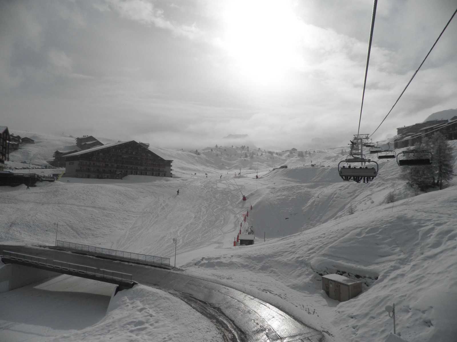 La Bergerie felvonó, valamint a Plagne Soleil és Plagne Village között levezető kék pálya