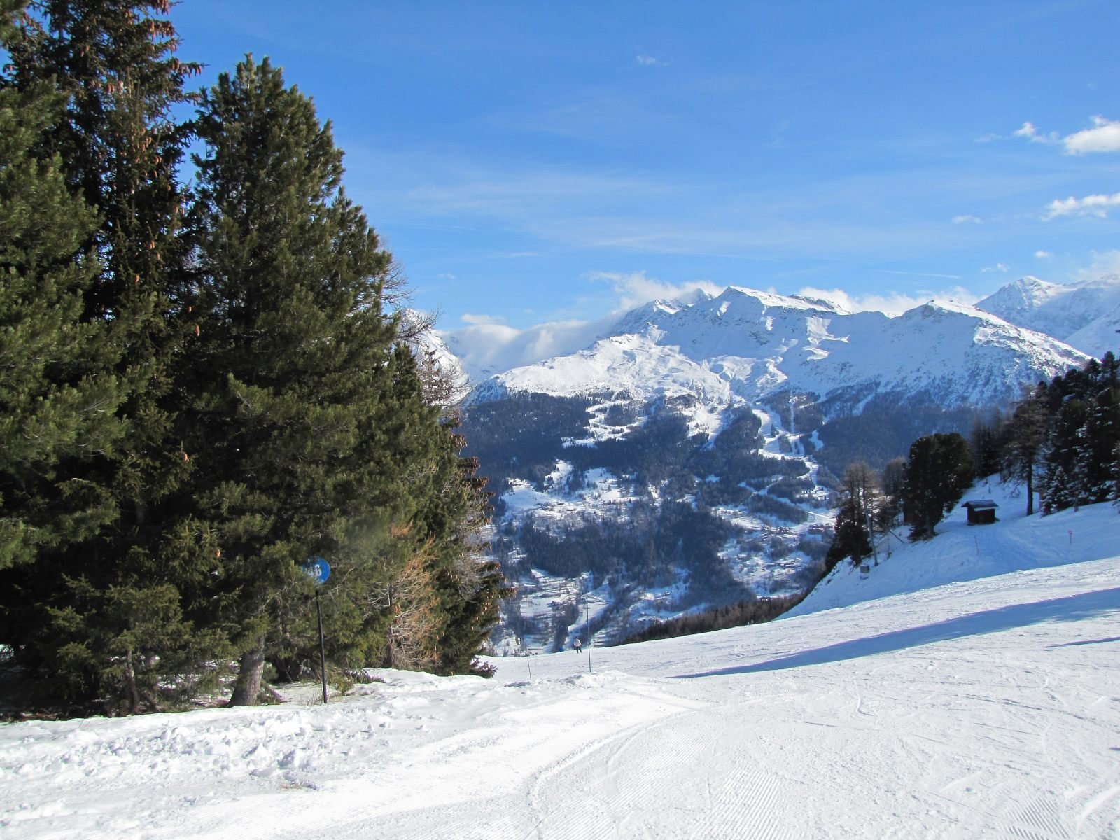 Villaroger, kilátás a Plan des Violettes felvonó tetejétől La Rosiere felé