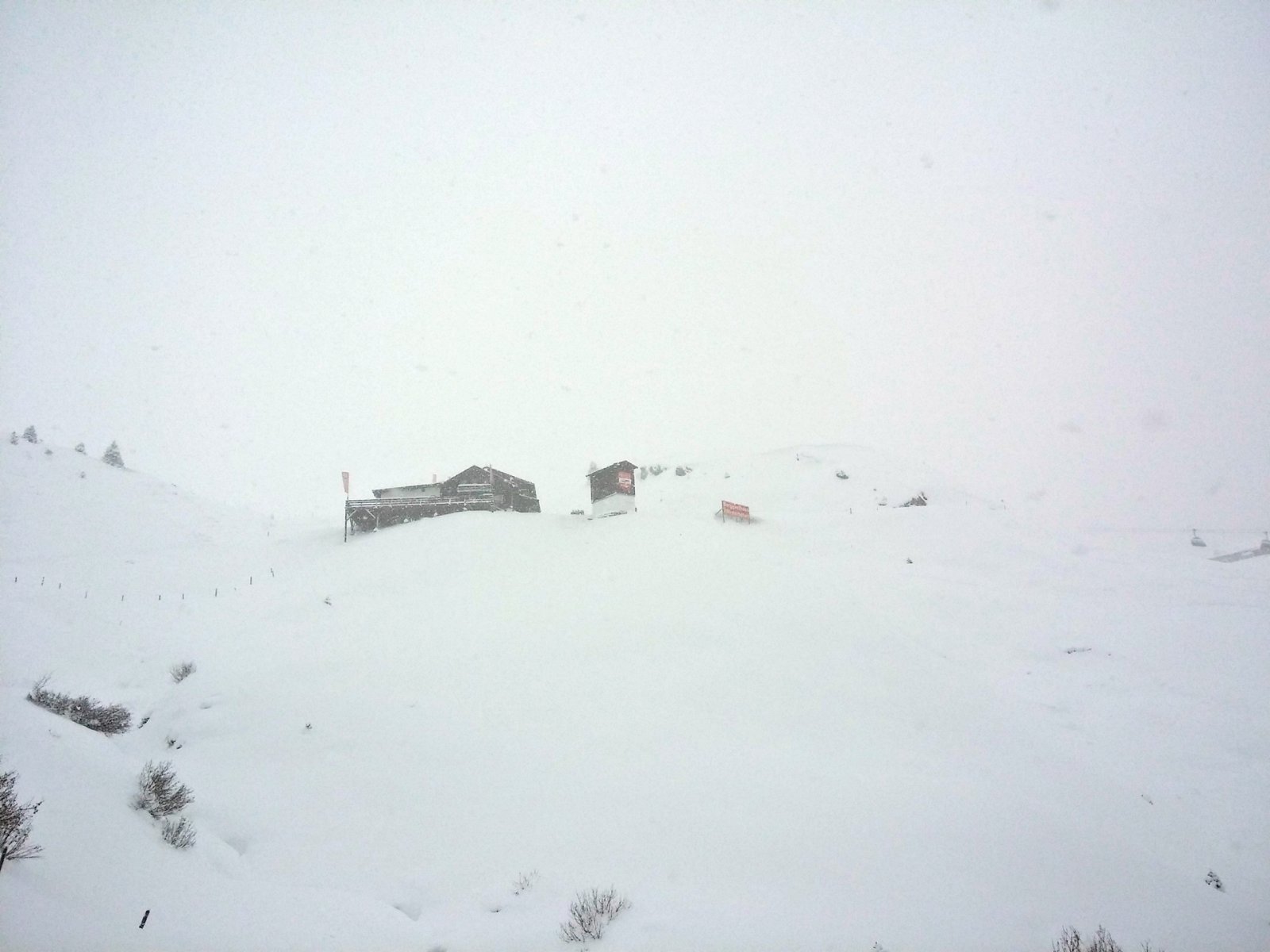 30 cm friss porhó, de még nincs alapja. Ez nem is olyan nagy baj, mert füves a terep